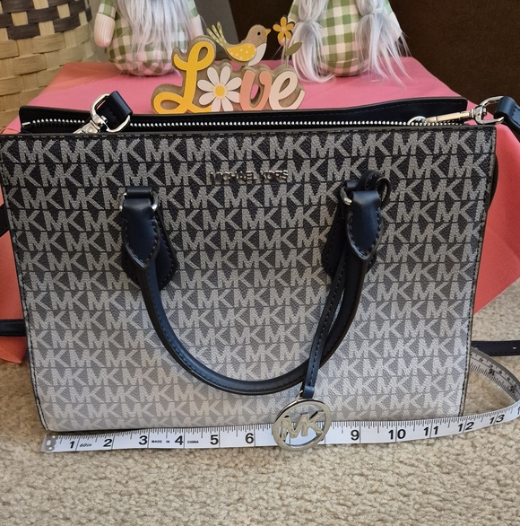 GREAT CONDITION...Michael Kors Gray/Black Signature Tote with Matching Wristlet - Picture 10 of 16